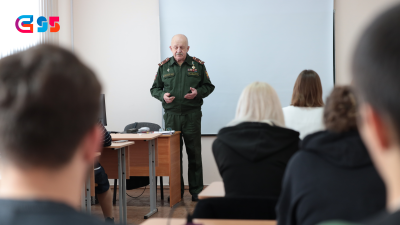 Первокурсники СибГИУ встретились с ветераном военных действий